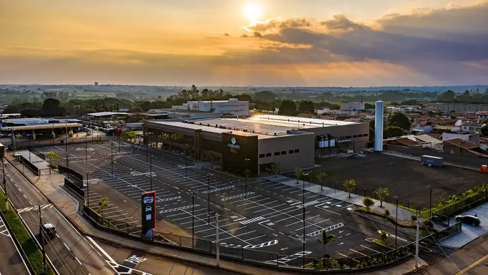 Vista aérea do Cazellato Mall ao pôr do sol